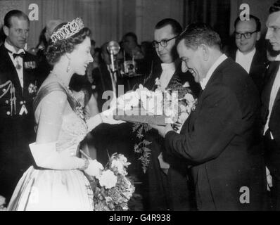 Königin Elizabeth II. Erhält nach einem Galakonzert in Amsterdam einen Blumenstrauß von Eduard van Beinum, dem Dirigenten des weltberühmten Concertgebouw-Orchesters der Niederlande. Der Herzog von Edinburgh sieht links zu. Stockfoto