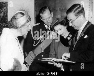 Königin Juliana der Niederlande Uhren als Königin und Herzog von Edinburgh werden ein Buch des Burgomasters, Herr G van Hall, in Amsterdam gezeigt Stockfoto