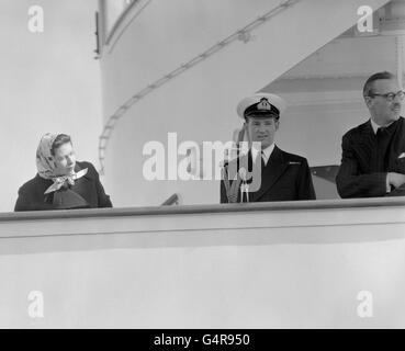 Königin Elizabeth II. Beobachtet die vorsichtige Anlegezeit der Royal Yacht Britannia bei der Ankunft in Dover von einem dreitägigen Staatsbesuch in Holland. Stockfoto