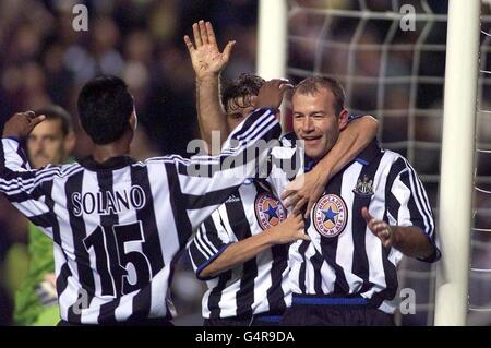 Dieses Bild kann nur im Rahmen eines redaktionellen Features verwendet werden: Alan Shearer von Newcastle United feiert sein Tor gegen CSKA Sofia im St James' Park in ihrem UEFA-Cup-Fußballspiel erste Runde, zweite Etappe. Stockfoto