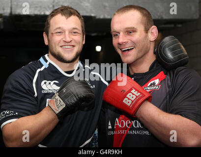 Edinburgh und Glasgow Spieler Ryan Grant und Geoff Cross (rechts) während einer Fotozelle für den Cup 1872 in Murrayfield, Edinburgh. Stockfoto