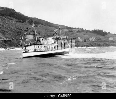 Prinzessin Elizabeth und der Herzog von Edinburgh auf einem Boot während ihrer Tour durch Kanada. Stockfoto