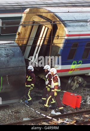 Das Notfallpersonal setzt die Aufgabe fort, das Crashwrack von zwei Zügen in der Nähe der Paddington Station im Westen Londons nach Leichen zu durchsuchen. Die Züge kollidierten in der morgendlichen Hauptverkehrszeit und die Polizei sagte bei Einbruch der Dunkelheit, dass 26 Menschen für tot erklärt worden seien. Stockfoto