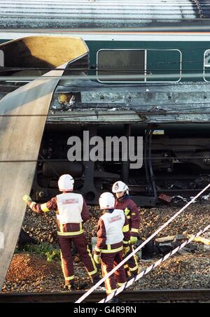 Das Notfallpersonal setzt die Aufgabe fort, das Crashwrack von zwei Zügen in der Nähe der Paddington Station im Westen Londons nach Leichen zu durchsuchen. Die Züge kollidierten in der morgendlichen Hauptverkehrszeit und die Polizei sagte bei Einbruch der Dunkelheit, dass 26 Menschen für tot erklärt worden seien. Stockfoto