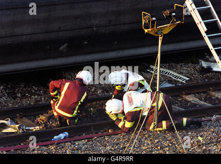 Das Notfallpersonal setzt die Aufgabe fort, das Crashwrack von zwei Zügen in der Nähe der Paddington Station im Westen Londons nach Leichen zu durchsuchen. Die Züge kollidierten in der morgendlichen Hauptverkehrszeit und die Polizei sagte bei Einbruch der Dunkelheit, dass 26 Menschen für tot erklärt worden seien. Stockfoto