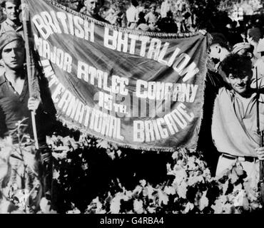 C1936: Mitglieder des Britischen Bataillons, Major Attlee Company, 15. Internationale Brigade, zeigen ihr Banner während einer Waffenruhe während des Spanischen Bürgerkrieges von 1936-1939. Stockfoto