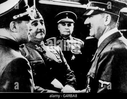 PA News Foto um 1940: Ein Bild, das ein Treffen an der deutsch-französischen Grenze zwischen Adolf Hitler (r) und dem spanischen General Franco (2. L) an der Handayya aufzeichnet. Stockfoto