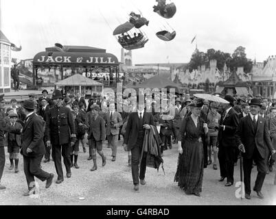 Ihre Majestät Königin Mary, die durch den Vergnügungspark ging, als sie die Wembley Empire Exhibition besuchte. Stockfoto