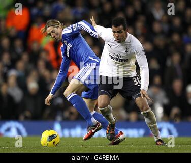 Fußball - Barclays Premier League - Tottenham Hotspur gegen Chelsea - White Hart Lane. Raniere Sandro von Tottenham Hotspur (rechts) und Fernando Torres von Chelsea (links) kämpfen um den Ball Stockfoto