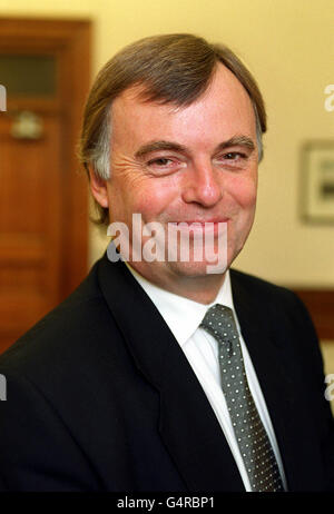 Der ehemalige Beschäftigungsminister Andrew Smith stellte sich im Finanzministerium vor, wo er sein Amt als Chief Secretary des Finanzministeriums übernahm. * 29/05/2002: Andrew Smith, der derzeitige Chief Secretary des Finanzministeriums, übernimmt nach dem Rücktritt von Stephen Byers von Herrn Darling als Arbeits- und Pensionsminister, der befördert wurde, zum Verkehrssekretär. Stockfoto