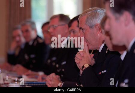 Metropolitan Police Commissioner Sir Paul Condon (3. Rechts) während eines Kriminalseminars, das von Premierminister Tony Blair und Innenminister Jack Straw mit Hauptkonstables aus dem ganzen Land in Downing Street veranstaltet wurde. * die Zahlen des Innenministeriums zeigten, dass die Zahl der in England und Wales aufgezeichneten Verbrechen um 12% gestiegen ist. Stockfoto