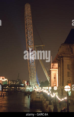 Das 1,500 Tonnen schwere British Airways London Eye in seiner vollständig aufrechten Position, nachdem sein Rahmen erfolgreich am Ufer der Themse in Position gebracht wurde. * das 450 Meter hohe Gebäude, das sich an der Londoner South Bank fast gegenüber dem Houses of Parliament befindet, wird jetzt mit 32 speziellen Aussichtskapseln ausgestattet, die Besucher hoch über der Skyline der Hauptstadt befördern. Eine Sprecherin von BA sagte, die Arbeit würde beginnen, die speziell entwickelten Kapseln an das Beobachtungsrad in der ersten Novemberwoche zu montieren. Stockfoto