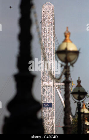 Das 1,500 Tonnen schwere British Airways London Eye in seiner vollständig aufrechten Position, nachdem sein Rahmen erfolgreich am Ufer der Themse in Position gebracht wurde. * das 450 Meter hohe Gebäude, das sich an der Londoner South Bank fast gegenüber dem Houses of Parliament befindet, wird jetzt mit 32 speziellen Aussichtskapseln ausgestattet, die Besucher hoch über der Skyline der Hauptstadt befördern. Eine Sprecherin von BA sagte, die Arbeit würde beginnen, die speziell entwickelten Kapseln an das Beobachtungsrad in der ersten Novemberwoche zu montieren. Stockfoto