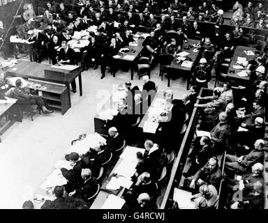 Eine allgemeine Sicht auf die Nürnberger Prozesse nach dem Zweiten Weltkrieg, die im Justizpalast im Gange sind. Rechts neben dem Foto sind die ehemaligen Nazi-Führer Deutschlands zu sehen. Dazu gehören Goering, Ribbentrop, Keitel, Jodl, Kaltenbrunner und Hess. Stockfoto