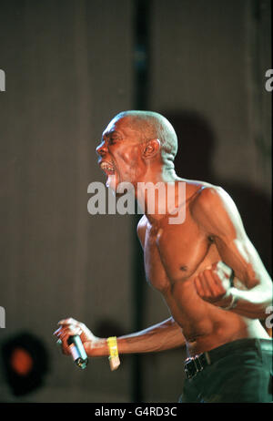 Maxi Jazz von der Popband „Faithless“ tritt auf der MTV Ibiza 99 Extravaganza auf und feiert alle Aspekte der Tanzkultur in San Antonio im Rahmen des jährlichen San Antonio Festivals. Stockfoto