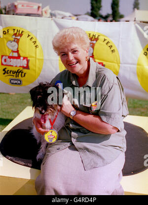 PAM St Clement, der Pat in Ostenders spielt, hält den 20 Monate alten „Dave“, den Cross Jack Russell/Border Collie/Spaniel, der 1999 die Scrufft's Dog Show gewann, die von der RSPCA gesponsert und in Braunstone am Stadtrand von Leicester abgehalten wurde. Stockfoto