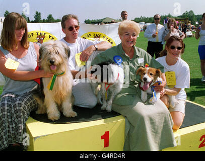 PAM St Clement (2. L), die Pat in Ostenders spielt, hält den 20 Monate alten „Dave“ (unter ihrem rechten Arm), den Cross Jack Russell/Border Collie/Spaniel, der 1999 die Scrufft's Dog Show gewann, die von der RSPCA gesponsert und in Braunstone am Stadtrand von Leicester abgehalten wurde. Stockfoto