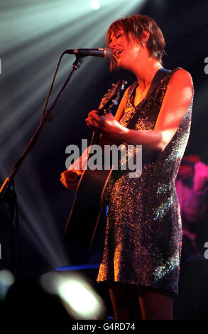 Beth Orton, Preisträger der Technics Mercury Music Prize Alben des Jahres in London, spielt ein Live-Set. Stockfoto