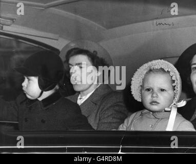 Prinz Charles und Prinzessin Anne mit dem Kindermädchen Helen Lightbody an der King's Cross Station in London, wo sie ihre Großeltern, König George VI und Königin Elizabeth trafen, um nach Sandringham zu reisen. Prinzessin Elizabeth und der Herzog von Edinburgh hatten ihre Commonwealth-Tour verlassen. Stockfoto