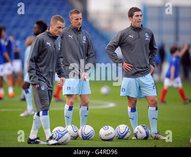 Fußball - npower Football League Championship - Portsmouth gegen Coventry City - Fratton Park. Gary McSheffrey, Carl Baker und Gary Gardner von Coventry City (von links nach rechts) während des Warm-Up Stockfoto