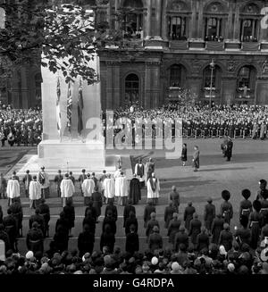 Königin Elizabeth II. Im Cenotaph in Whitehall, London, als sie die Hommage der Nation an die Toten zweier Weltkriege führte. In der Nähe der Queen auf der rechten Seite ist der Duke of Gloucester. Stockfoto