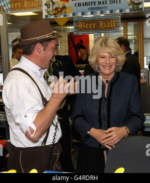 Die Herzogin von Cornwall trifft auf Mitarbeiter in ausgefallenen Kleidern während des ICAP Charity Day im ICAP, London. Stockfoto