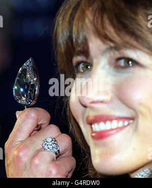 Das neue Bond-Mädchen Sophie Marceau hält bei seiner Enthüllung in London den De Beers Millennium Star. Der 203.4 Karat Edelstein nach Diamantenhändler De Beers ist der größte innen und außen makellose, Top-Farbe, birnenförmige Diamant in der Welt. * die De Beers Millennium Jewels werden zum Jahreswechsel zum ersten Mal im Millennium Dome gezeigt. 18/2/02: Vier Männer wurden im Old Bailey in London für schuldig befunden, einen Plan zur Durchführung des Raubüberfalls gemacht zu haben. Stockfoto