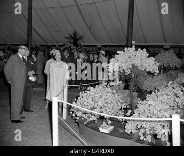 Königin Elizabeth II lächelt, während sie eine großartige Schau sieht Von Blüten im Festzelt während ihres Besuches in der Chelsea Flower Show Stockfoto