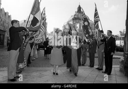 Königin Elizabeth II. Wird von dem Dekan von Westminster, sehr Rev. Edward, rechts, mit Papieren, bei der Ankunft in Westminster Abbey für den Commonwealth Day Observance Service begrüßt. Stockfoto