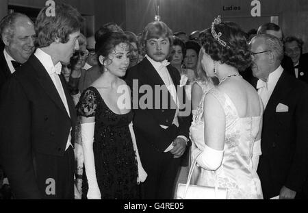 Treffen der Königin Elizabeth II, von links nach rechts, Michael Crawford, Barbara Parkins und Hywel Bennett, bei der Royal Film Performance von „Anne of a Thousand Days“, im Odeon, Leicester Square, London. Stockfoto