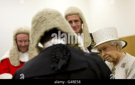 Königin Elizabeth II. Spricht mit Richtern des High Court, während sie das Rolls Building, das jüngste Mitglied der Royal Courts of Justice, im Zentrum von London offiziell eröffnet. Stockfoto