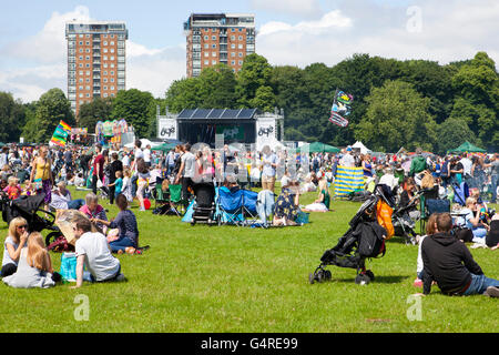 Jedes Jahr im Juni zieht das Festival Oyé, das als Afrika Oye bekannt ist, über fünfzigtausend Menschen in den Sefton Park in Liverpool, Großbritannien Stockfoto