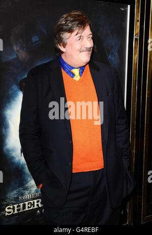 Stephen Fry nimmt an der europäischen Filmpremiere von Sherlock Holmes: A Game of Shadows am Empire Leicester Square in London Teil. Stockfoto