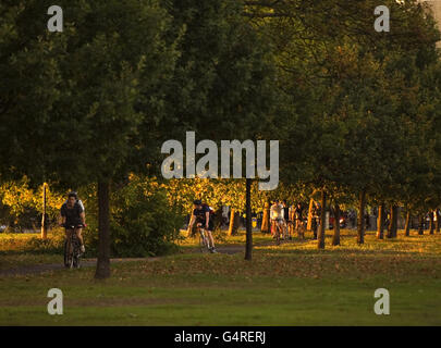 Herbstwetter 27. September. Radfahrer im Herbstlicht auf Clapham Common, London Stockfoto