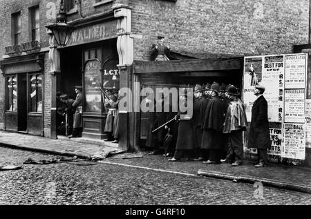 Der Innenminister, Winston Churchill (links, mit Hut), während der Belagerung der Sidney Street in Stepney, East London. Stockfoto