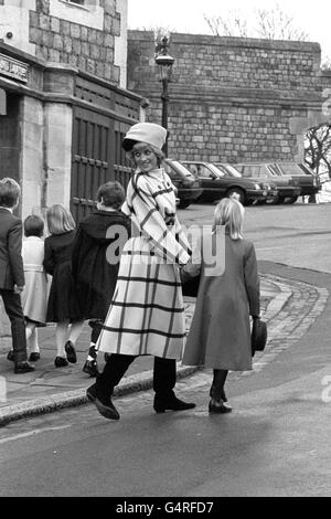 Die Prinzessin von Wales begleitet die königlichen Jugendlichen nach dem Weihnachtsdienst in der St. George's Chapel, Windsor Stockfoto