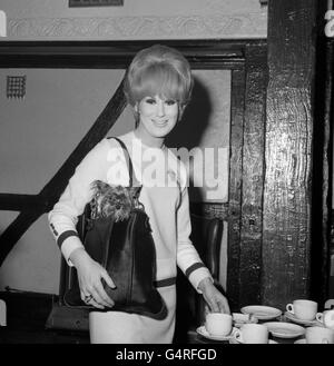 Sängerin Dusty Springfield trägt ihren Liebling Yorkshire Terrier Pehru in einer Umhängetasche zu einer Probe für die Royal Variety Performance. Stockfoto