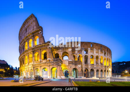 Kolosseum bei Nacht in Rom, Italien. Stockfoto