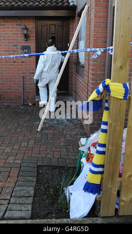 Forensische Offiziere arbeiten in dem Haus in Pudsey, Leeds, wo am Sonntagnachmittag vier Menschen tot aufgefunden wurden. Stockfoto