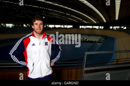 Der große Brite Liam Phillips während des Fotoalles auf dem Velodrome im Olympic Park, London. DRÜCKEN SIE VERBANDSFOTO. Bilddatum: Dienstag, 13. Dezember 2011. Über 30 Londoner 2012 Hoffnungsträger kamen zusammen, um sich auf die Spiele vorzubereiten. Team 2012, präsentiert von Visa, beschaffung für 1,200 britische Athleten bei www.team-2012.com. Bildnachweis sollte lauten: PA Wire Stockfoto