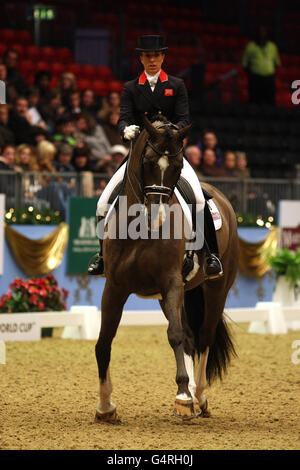 Die britische Charlotte Dujardin mit Valegro tritt im Reem Acra FEI World Cup Dressage Qualifier während der London International Horse Show in Olympia, London, an. Stockfoto