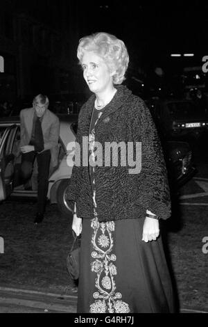 Lady Falkender, die persönliche Sekretärin des Premierministers, kommt im Leicester Square Theatre zur Premiere des Science-Fiction-Films „The man Who Fell to Erath“ an, in dem die Schauspielerin Candy Clark und der britische Popstar David Bowie zu sehen sind. Stockfoto