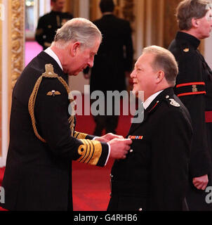 Chief Fire Officer Frank Duffield beim Humberside Fire and Rescue Service wird vom Prince of Wales während einer Investiturzeremonie im Buckingham Palace, London, zur OBE ernannt. Stockfoto