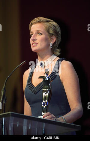 Diana, die Prinzessin von Wales, trägt ein langes Abendkleid aus Seidenkrepe, das von Catherine Walker entworfen wurde, und spricht im Lincoln Center, New York, Mitglieder des council of Fashion Designers of America, zur Preisverleihung. Das Kleid wurde am 25. Juni 1997 von Christie's in New York verkauft, der Erlös ging an den Royal Marshden Hospital Cancer Fund und den AIDS Crisis Trust. Stockfoto