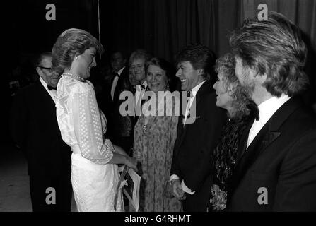 PA Photo 24/6/87 Diana's Dresses: Die Prinzessin von Wales in einem Kleid von Modedesignerin Zandra Rhodes begrüßt den Komiker Mike Yarwood backstage im Londoner Palladium während des Gala-Konzerts des Frauenmagazins zur Unterstützung der Wohltätigkeitsorganisation „Geburtsrecht“. Das weiße Kleid ist eines von vierzehn Kleidern, die in ihrem ehemaligen Haus im Kensington Palace ausgestellt werden sollen Stockfoto