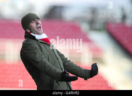 Swindon Town Manager Paolo Di Canio während des npower Football League Two Spiels auf dem County Ground, Swindon. Stockfoto