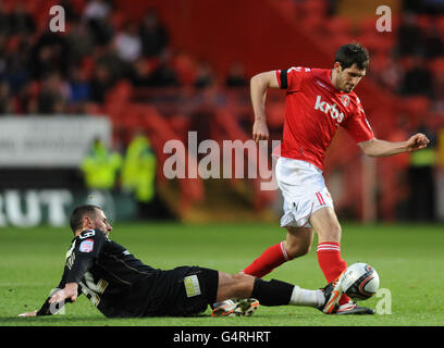 Charlton Athletic's Danny Hollands und Oldham Athletic's Shefki Kuqi während des npower Football League One Spiels im Valley, London. DRÜCKEN SIE VERBANDSFOTO. Bilddatum: Samstag, 17. Dezember 2011. Bildnachweis sollte lauten: PA Wire. Stockfoto