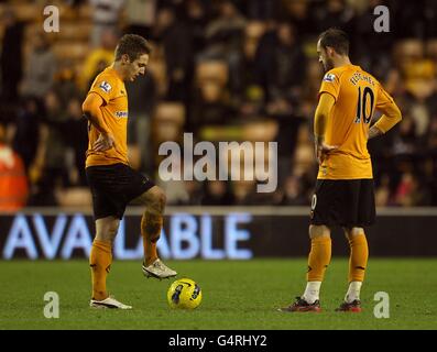 Fußball - Barclays Premier League - Wolverhampton Wanderers gegen Stoke City - Molineux. Kevin Doyle von Wolverhampton Wanderers (links) und Steven Fletcher (rechts) stehen dejeziert Stockfoto