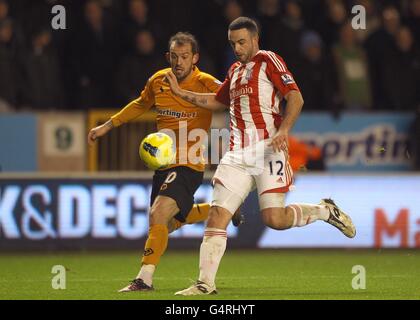 Steven Fletcher von Wolverhampton Wanderers (links) und Marc Wilson von Stoke City (Rechts) Stockfoto