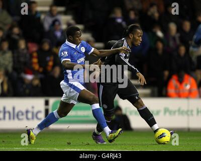 Fußball - Barclays Premier League - Wigan Athletic gegen Chelsea - DW Stadium. Maynor Figueroa (links) von Wigan Athletic und Didier Drogba (rechts) von Chelsea kämpfen um den Ball Stockfoto